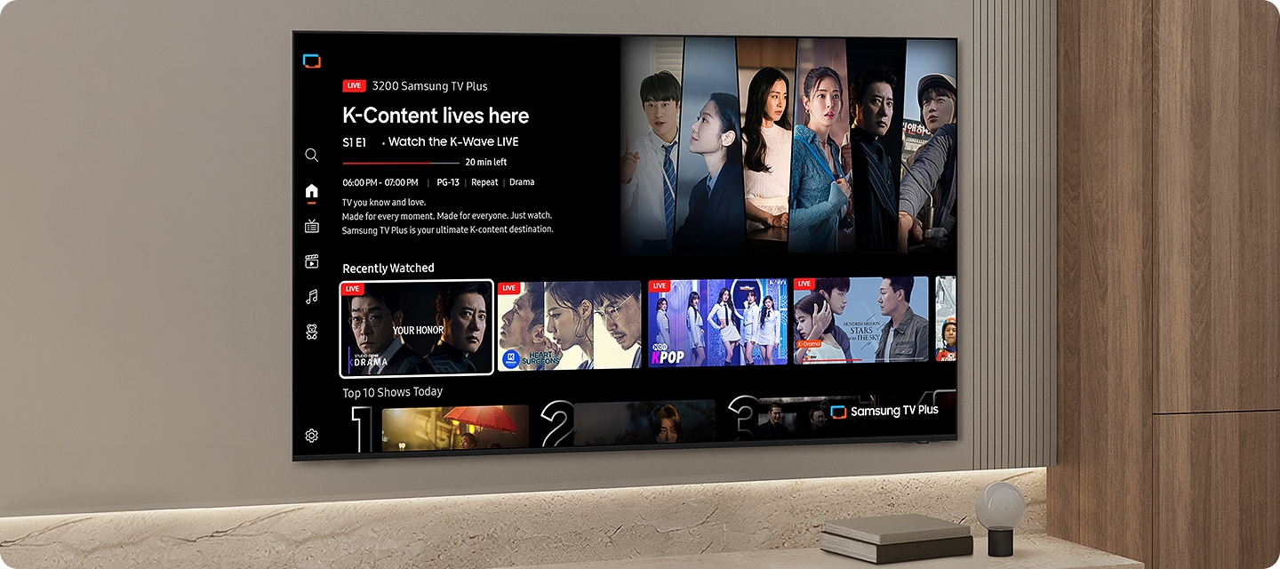 벽에 TV가 설치되어 있으며, 화면 속에는 여러 예능과 드라만 메인 화면이 보입니다.