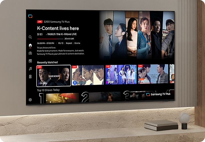 벽에 TV가 설치되어 있으며, 화면 속에는 여러 예능과 드라만 메인 화면이 보입니다.