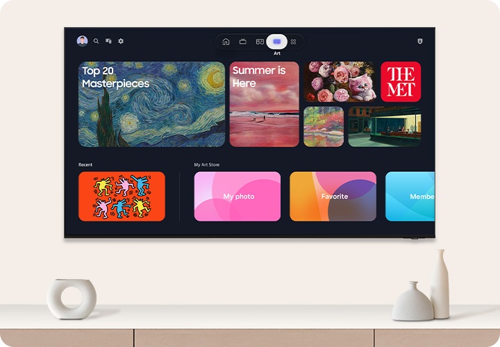 TV 화면에는 다양한 예술 작품이 보이고 있습니다.