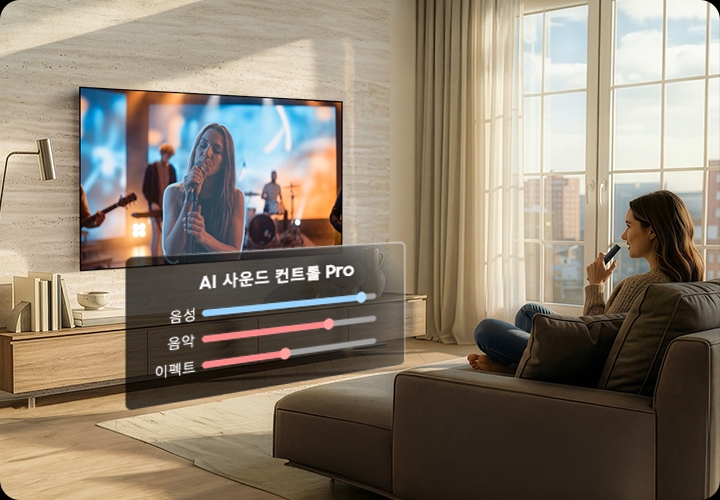 소파에 앉은 여성이 장식장 위에 설치된 TV를 보고 있습니다. TV 화면에는 밴드의 보컬이 노래를 하고 있습니다. TV 화면 아래 쪽에는 ‘AI 사운드 컨트롤 Pro‘ 상태 창이 있습니다.