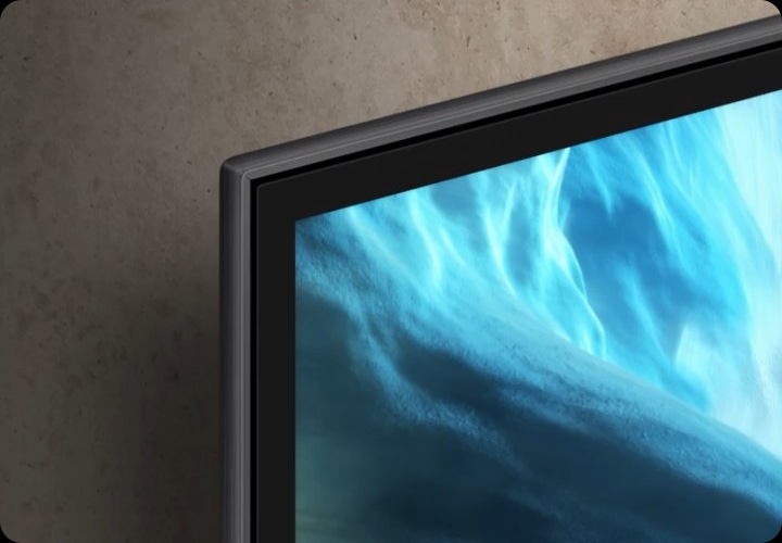 TV의 좌측 상단이 확대되어 보여지고 있습니다.