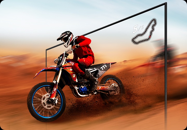 오토바이를 타고 있는 레이서가 모래위를 질주하고 있으며, TV 화면을 통화하는 듯한 모습입니다.
