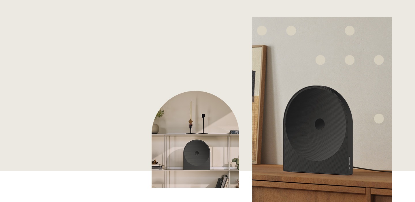 왼쪽에는 선반 가운데 스피커가 놓여 있으며, 오른쪽에는 장식장 위에 스피커가 놓여 있습니다.