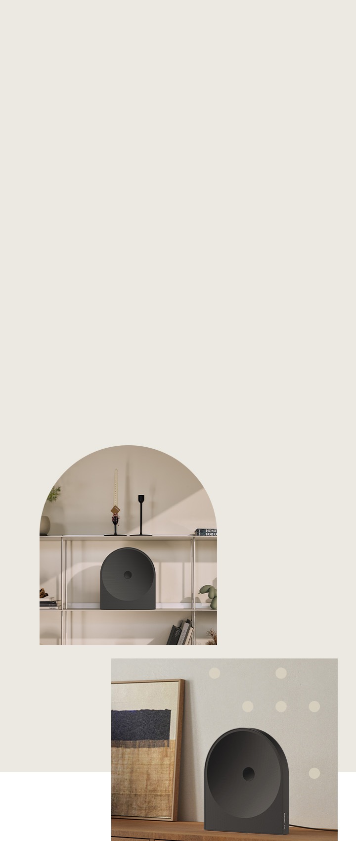 왼쪽에는 선반 가운데 스피커가 놓여 있으며, 오른쪽에는 장식장 위에 스피커가 놓여 있습니다.