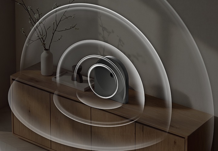 장식장 위에 음향효과가 나오는 스피커가 설치되어 있습니다. 