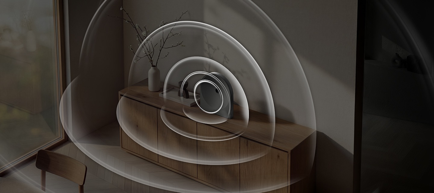 장식장 위에 음향효과가 나오는 스피커가 설치되어 있습니다. 