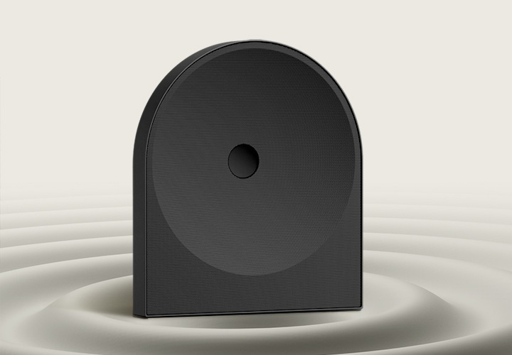 스피커 정면 이미지가 있습니다. 스피커 밑에는 흰색 물결이 동그랗게 퍼져 있습니다.