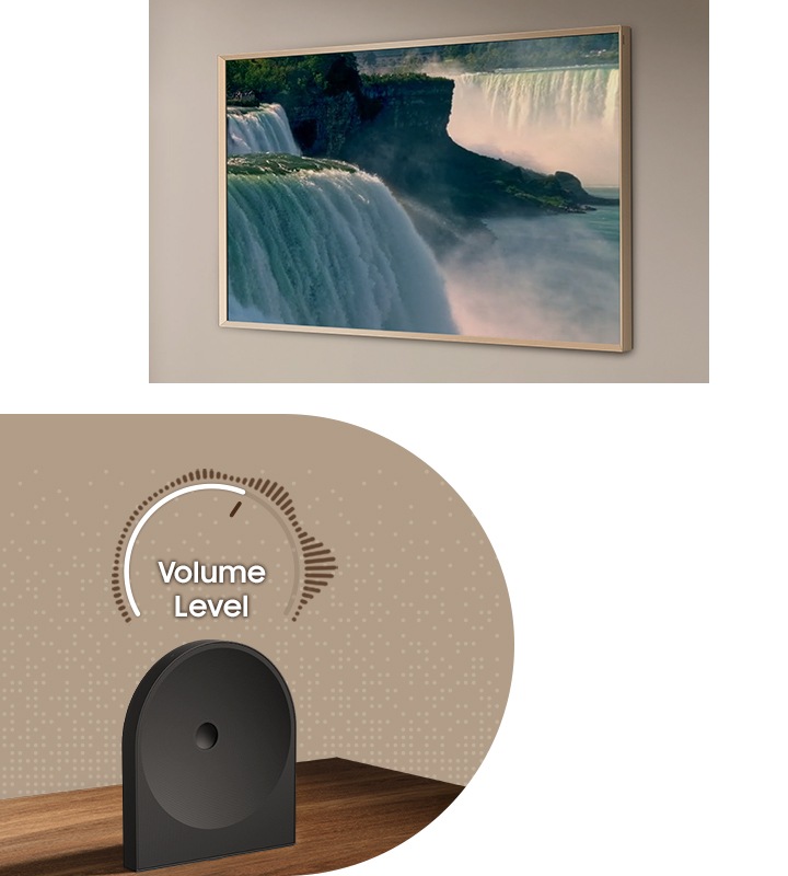 왼쪽에는 장식장 위에 스피커가 놓여 있으며, 스피커 위에는 ‘Volume Level’이 표시되어 있습니다. 오른쪽에는 벽에 TV가 설치되어 있으며, 화면에는 폭포가 보여지고 있습니다.