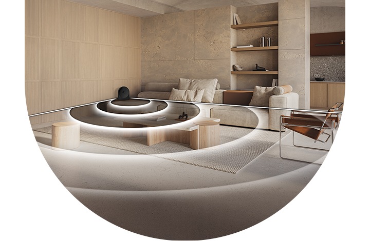 거실 안쪽에 스피커가 놓여 있습니다. 스피커에서는 음향효과가 나오며, 음향효과가 거실 전체로 퍼져 나가고 있습니다.