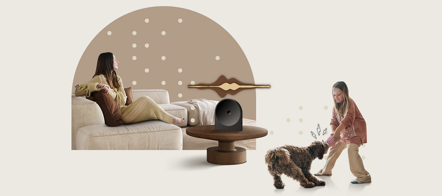 소파에 앉은 여성이 허공을 바라보고 있습니다. 여성 옆에는 테이블이 놓여 있으며, 테이블 위에는 스피커가 놓여 있습니다. 스피커 위에는 음향효과가 나오고 있습니다. 테이블 오른쪽에는 강아지와 어린 여자아이와 놀고 있습니다.