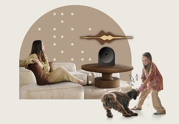 소파에 앉은 여성이 허공을 바라보고 있습니다. 여성 옆에는 테이블이 놓여 있으며, 테이블 위에는 스피커가 놓여 있습니다. 스피커 위에는 음향효과가 나오고 있습니다. 테이블 오른쪽에는 강아지와 어린 여자아이와 놀고 있습니다.