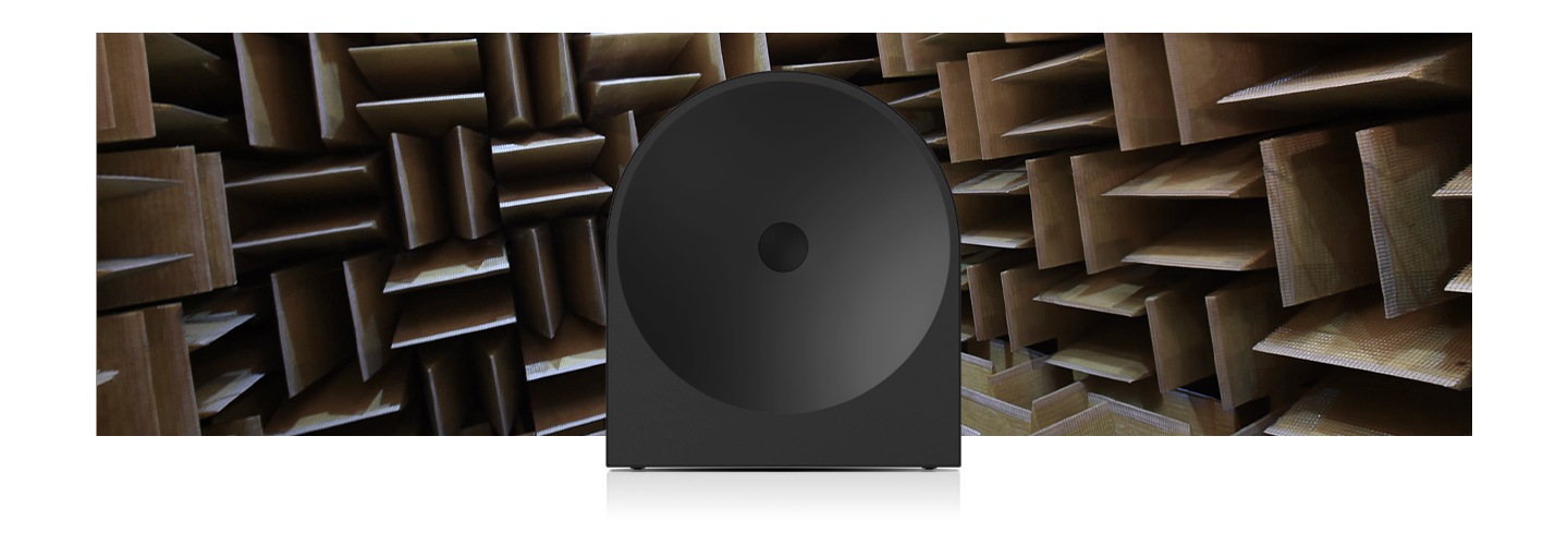 기하학적 공간 앞에 스피커 정면 이미지가 놓여 있습니다. 