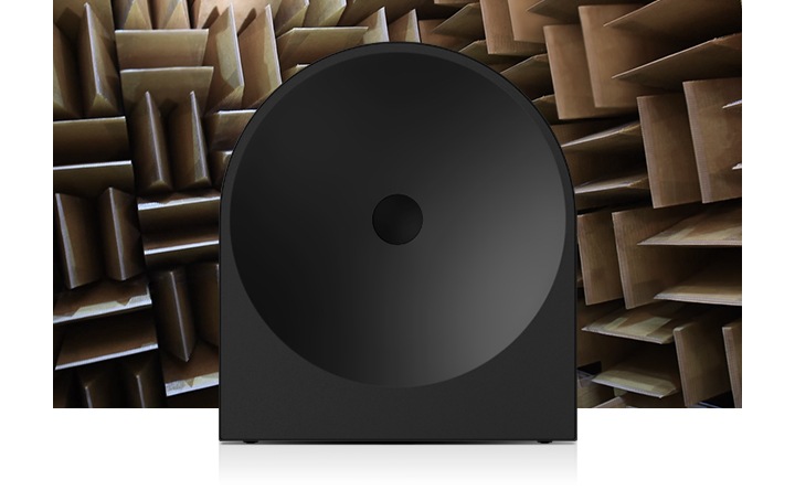 기하학적 공간 앞에 스피커 정면 이미지가 놓여 있습니다. 