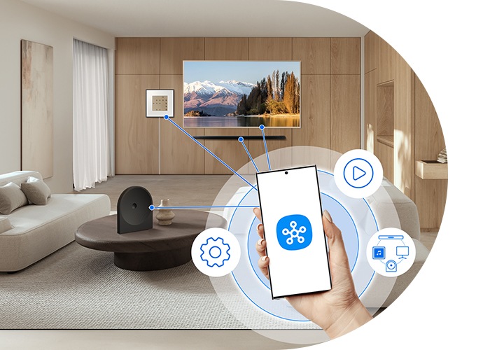 왼쪽 하단에 휴대폰을 쥐고 있는 손이 있습니다. 휴대폰 화면에는 스마트싱스 앱 아이콘이 있으며, 휴대폰에서부터 스피커와 TV쪽으로 선이 연결되어 있습니다