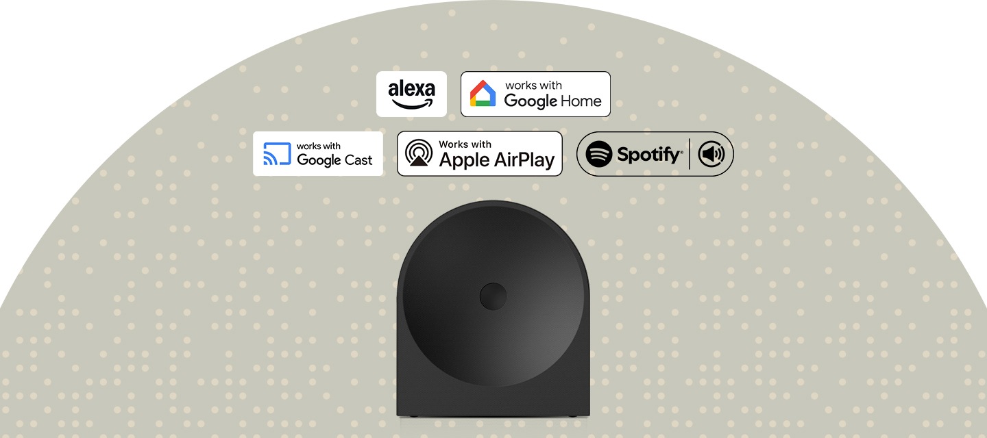 스피커 정면 이미지 뒤로 알렉사, 구글 홈, 구글 캐스트, 애플 에어플레이, 스포티파이 아이콘이 보입니다.