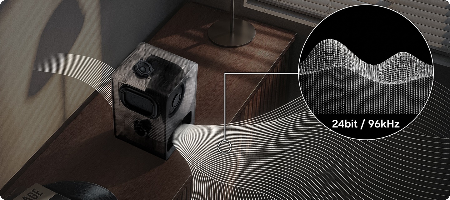 장식장 위에 스피커가 놓여 있으며, 스피커에서는 음향효과가 나오고 있습니다. 오른쪽에는 음향효과가 확대되어 보이며, 음향효과 아래에는 ’24bit / 96kHz’가 기재되어 있습니다.