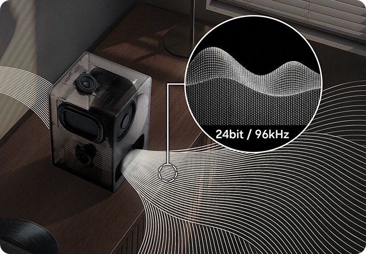 장식장 위에 스피커가 놓여 있으며, 스피커에서는 음향효과가 나오고 있습니다. 오른쪽에는 음향효과가 확대되어 보이며, 음향효과 아래에는 ’24bit / 96kHz’가 기재되어 있습니다.
