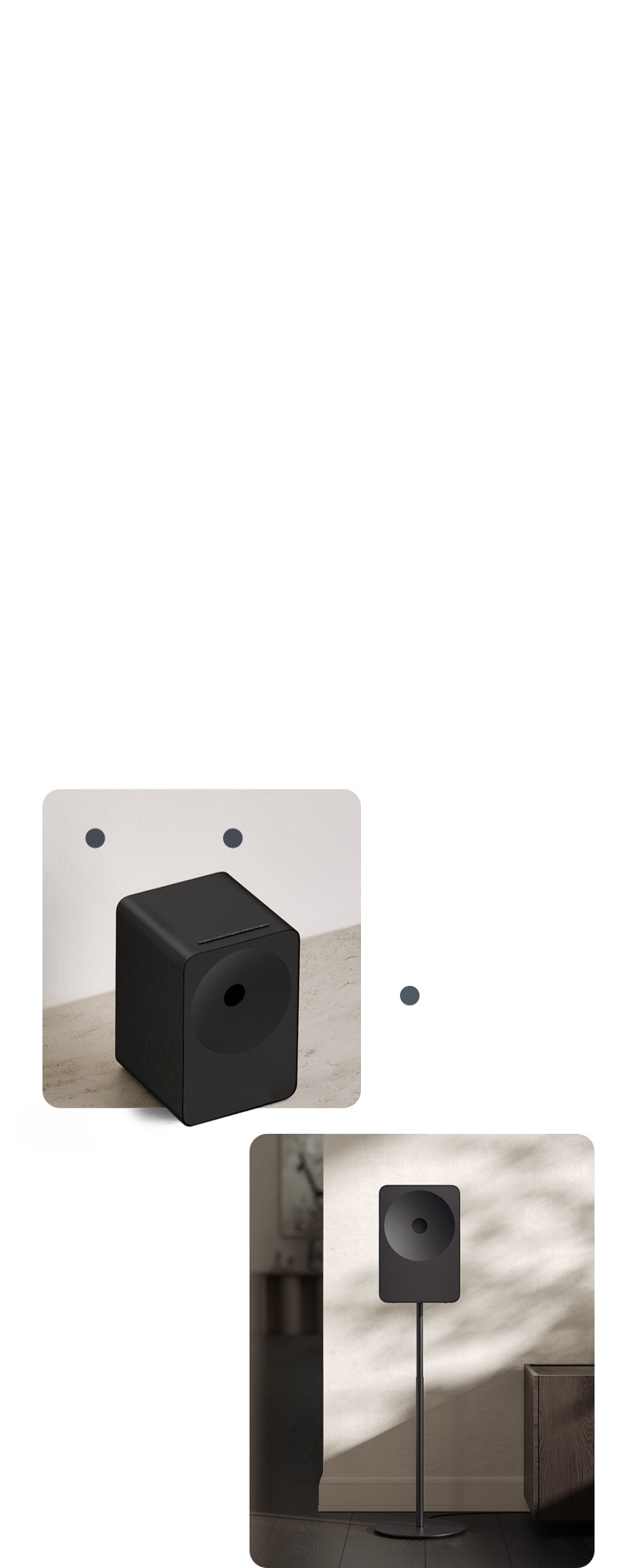 왼쪽에는 스피커의 좌측 45도 측면이 보이며, 오른쪽에는 스탠드 위에 스피커가 설치되어 있습니다.