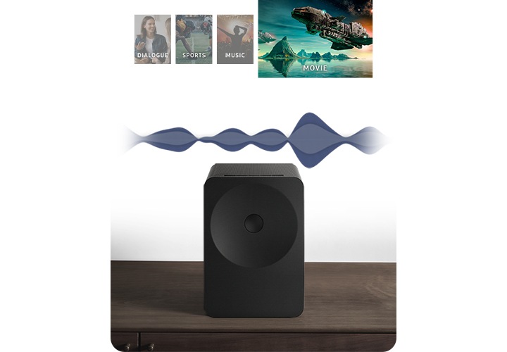 장식장 위에 스피커가 놓여 있으며, 스피커 위에는 음향효과가 있습니다. 스피커 오른쪽에는 AI 사운드 최적화가 적용 가능한 콘텐츠 유형들이 있습니다.