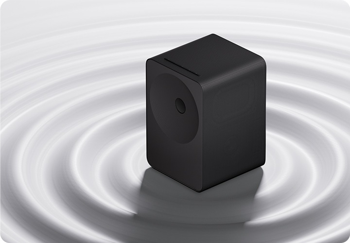 스피커 우측 45도 측면 이미지가 있습니다. 스피커 밑에는 흰색 물결이 동그랗게 퍼져 있습니다.