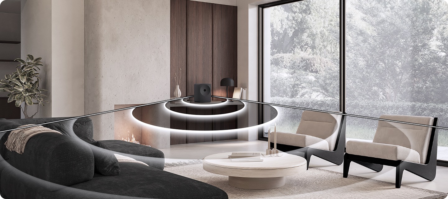 거실 벽 장식장 위에 스피커가 놓여 있습니다. 스피커에서는 음향효과가 나오며, 음향효과가 거실 전체로 퍼져 나가고 있습니다