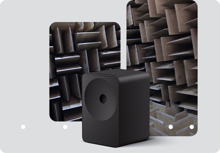 기하학적 공간 앞에는 스피커에 우측 45도 측면 이미지가 놓여 있습니다. 