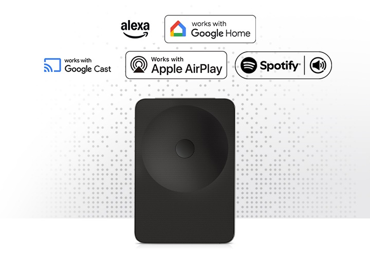 스피커 정면 이미지 뒤로 알렉사, 구글 홈, 구글 캐스트, 애플 에어플레이, 스포티파이 아이콘이 보입니다.