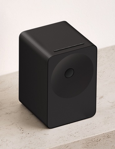 스피커의 왼쪽 측면이 보이도록 바닥에 놓여 있습니다.