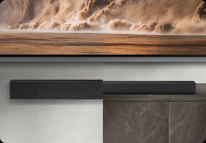 왼쪽에는 사운드바가 벽에 설치된 모습이며, 오른쪽은 장식장 위에 사운드바가 설치된 모습입니다.