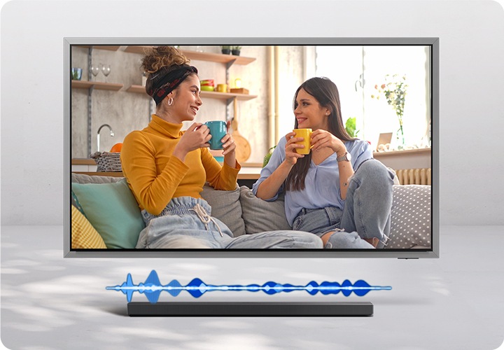 TV에 여성 두명이 대화하는 화면이 보입니다. 하단에는 사운드바 그래픽효과가 보입니다.