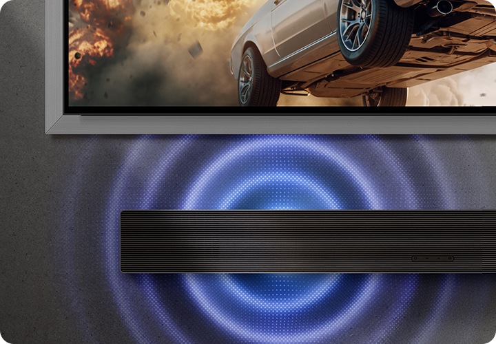 TV와 사운드바가 벽에 설치되어 있으며, 사운드바에서 음향효과가 나오고 있습니다.