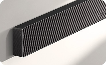 벽에 설치된 사운드바의 왼쪽 부분이 확대되어 보입니다.