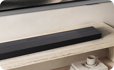 장식장 위에 사운드바가 설치되어 있습니다.