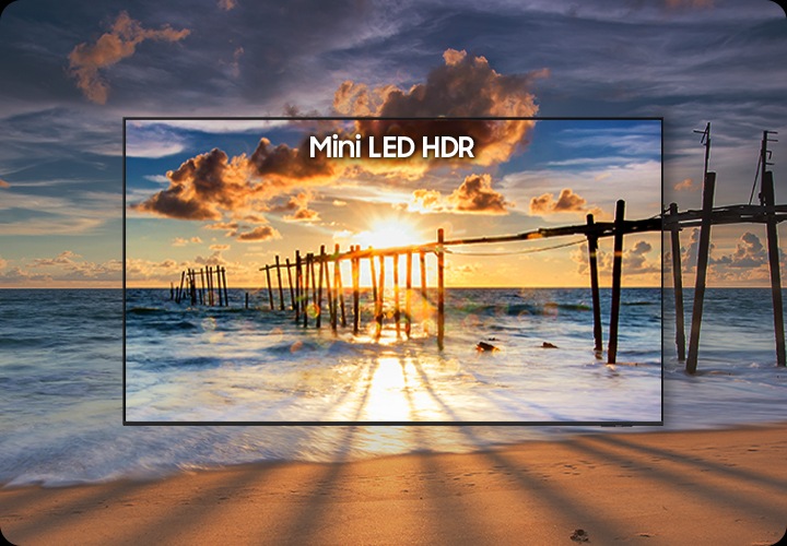 TV 화면에 해변가가 보입니다. 중앙 ‘Mini LED HDR’이 표시된 부분은 화면이 선명하게 표현되었으며, ‘Mini LED HDR’이 표시되지 않은 부분은 중앙에 비해 화면이 어둡게 표현되어 있습니다.