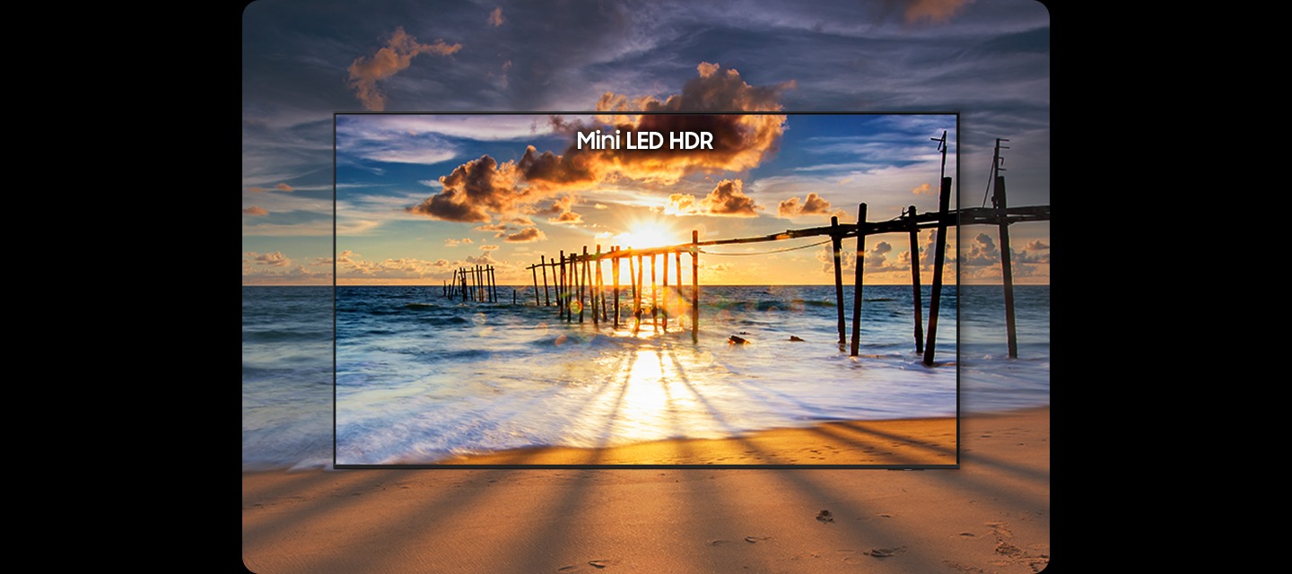 TV 화면에 해변가가 보입니다. 중앙 ‘Mini LED HDR’이 표시된 부분은 화면이 선명하게 표현되었으며, ‘Mini LED HDR’이 표시되지 않은 부분은 중앙에 비해 화면이 어둡게 표현되어 있습니다.
