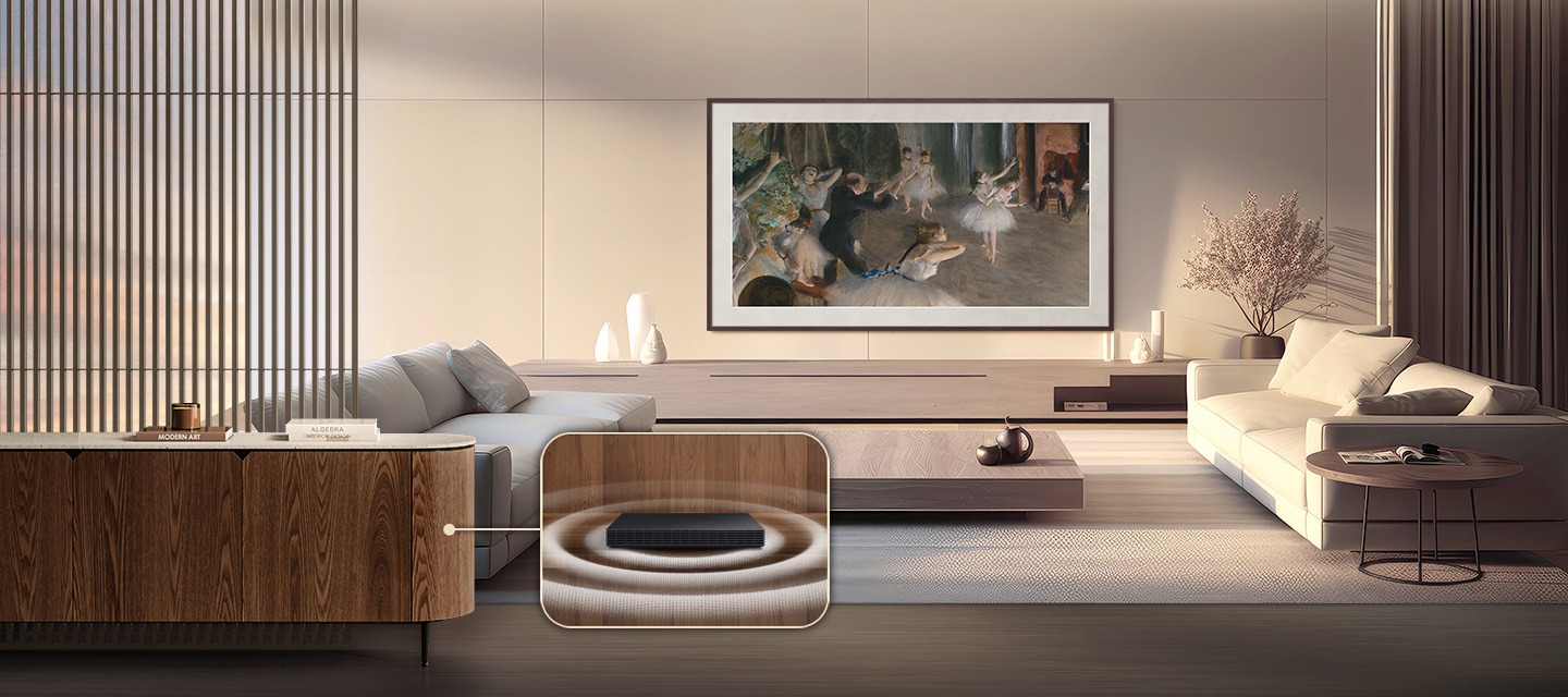 거실 벽에 플랫 브라운 베젤이 장착된 The Frame Pro TV 가 설치되어 있습니다. 화면에는 명화가 보여지고 있습니다. TV 아래에는 화병이 놓인 장식장이 있습니다. TV 앞에는 테이블과 소파가 놓여 있습니다. 왼쪽에 있는 소파 옆으로 장식장이 있으며, 장식장 안에는 무선 원 커넥트가 들어가져 있습니다.