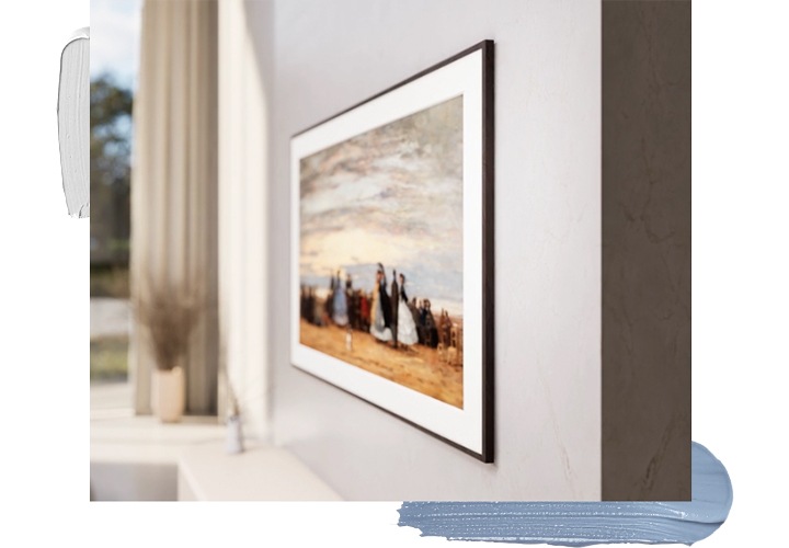 TV가 벽에 밀착되어 설치되어 있습니다. TV 화면에는 명화가 보여지고 있습니다.