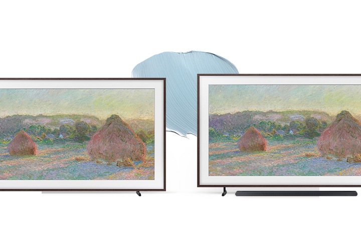 TV 두 대가 있습니다. 왼쪽의 TV의 스탠드 높이가 오른쪽의 TV의 스탠드 높이보다 낮습니다.