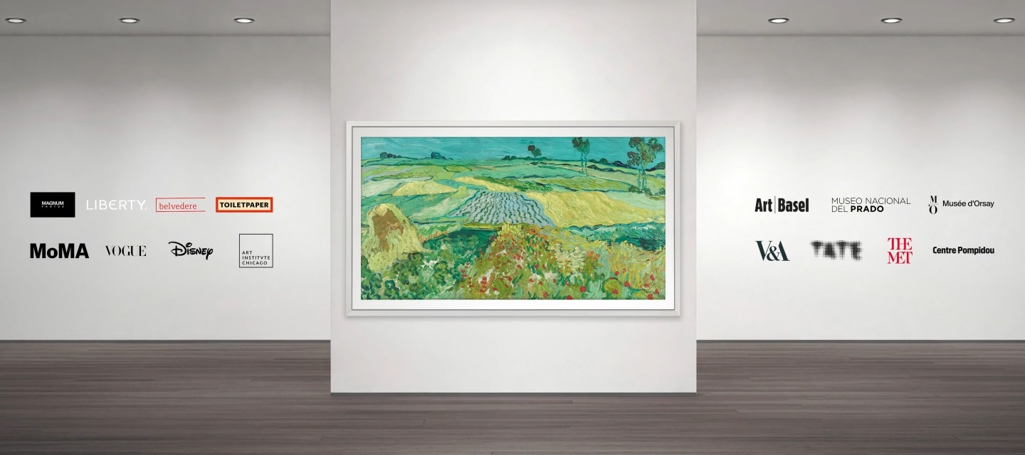 벽에TV가 설치되어 있으며, 화면에는 명화가 보여지고 있습니다. TV 양 옆에는 TV로 볼 수 있는 무료 아트 컬렉션의 리스트가 있습니다.