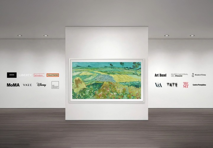 벽에TV가 설치되어 있으며, 화면에는 명화가 보여지고 있습니다. TV 양 옆에는 TV로 볼 수 있는 무료 아트 컬렉션의 리스트가 있습니다.