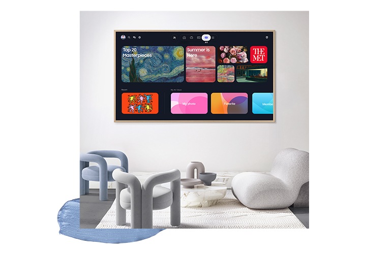 벽에 TV가 설치되어 있으며, 화면에는 명작들 리스트가 노출되고 있습니다. TV 앞에는 1인용 의자 3개가 놓여 있습니다.