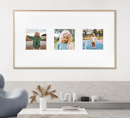 벽에 TV가 설치되어 있으며, 화면에는 여자아이의 사진 3개가 보여지고 있습니다.