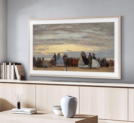 벽에 TV가 설치되어 있으며, 화면에는 명화가 보여지고 있습니다. TV 아래에는 장식장이 놓여 있으며, 그 위에는 책들이 놓여 있습니다. TV 앞으로는 테이블이 놓여 있으며, 그 위에는 화병과 책 등이 놓여 있습니다.