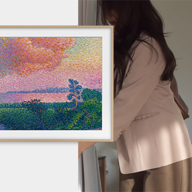 벽에 TV가 설치되어 있으며, 화면에는 명화가 보여지고 있습니다. TV 뒤에는 문을 열고 있는 여성이 있습니다.