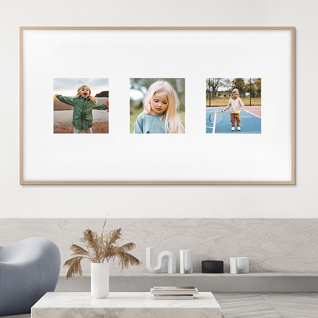 벽에 TV가 설치되어 있으며, 화면에는 여자아이의 사진 3개가 보여지고 있습니다.