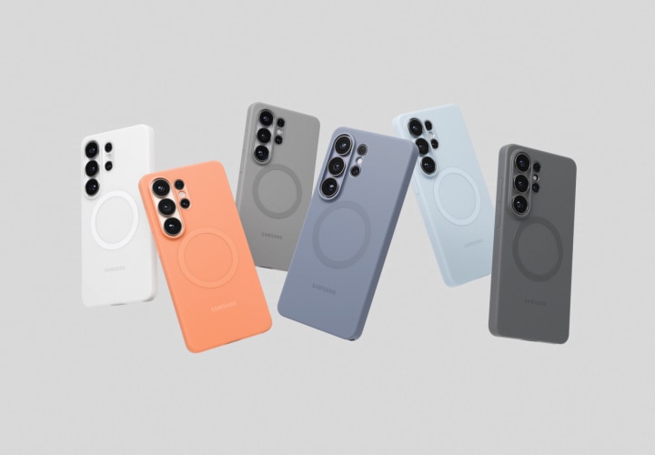 라이트 블루 색상의 실리콘 마그넷 케이스의 자석 링이 확대되어 나타납니다. 이어 케이스 전체가 후면에서 보입니다. 케이스가 회전하면서 색상이 그레이로, 그리고 블루 바이올렛으로 변합니다. 다음은 코발트 바이올렛 색상의 갤럭시 S26 울트라에 케이스가 장착되는 모습입니다. 기기가 회전하면서 코랄 레드, 그레이, 라이트 블루, 블랙, 화이트 실리콘 마그넷 케이스가 장착된 기기 다섯 대가 원래 기기와 함께 나란히 나타납니다. 모든 기기가 원래 기기 안으로 사라집니다. 원래 기기가 회전한 후, 여섯 대의 기기가 모두 다시 나타나 원을 그리며 회전합니다. 기기들이 회전하는 동안 카메라 렌즈의 클로즈업 장면이 나타납니다. 다음은  렌즈들이 부채꼴 모양으로 펼쳐졌다가 위로 날아올라 사라집니다. 여섯 대의 기기가 뒷면에서 다시 나란히 나타납니다. 블루 바이올렛 케이스가 한 기기의 윗부분에서 분리되었다가 다시 부착됩니다.