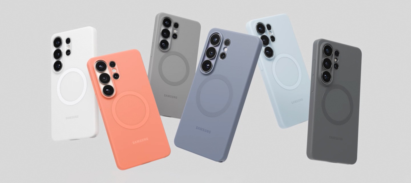 라이트 블루 색상의 실리콘 마그넷 케이스의 자석 링이 확대되어 나타납니다. 이어 케이스 전체가 후면에서 보입니다. 케이스가 회전하면서 색상이 그레이로, 그리고 블루 바이올렛으로 변합니다. 다음은 코발트 바이올렛 색상의 갤럭시 S26 울트라에 케이스가 장착되는 모습입니다. 기기가 회전하면서 코랄 레드, 그레이, 라이트 블루, 블랙, 화이트 실리콘 마그넷 케이스가 장착된 기기 다섯 대가 원래 기기와 함께 나란히 나타납니다. 모든 기기가 원래 기기 안으로 사라집니다. 원래 기기가 회전한 후, 여섯 대의 기기가 모두 다시 나타나 원을 그리며 회전합니다. 기기들이 회전하는 동안 카메라 렌즈의 클로즈업 장면이 나타납니다. 다음은  렌즈들이 부채꼴 모양으로 펼쳐졌다가 위로 날아올라 사라집니다. 여섯 대의 기기가 뒷면에서 다시 나란히 나타납니다. 블루 바이올렛 케이스가 한 기기의 윗부분에서 분리되었다가 다시 부착됩니다.