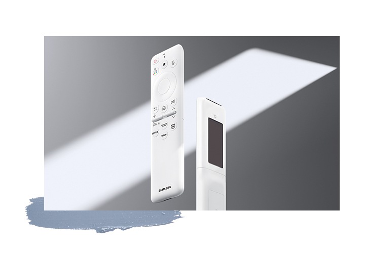 솔라셀 리모트의 정면과 후면이 교차하는 느낌으로 보여지고 있습니다.