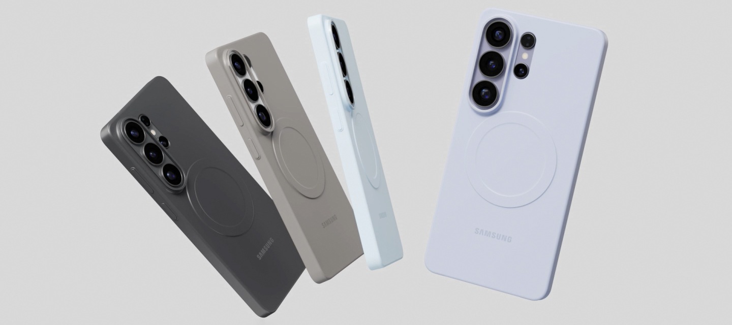 슬림 마그넷 케이스의 자석 링이 나타납니다. 이어 라이트 바이올렛 색상의 슬림 마그넷 케이스의 후면이 클로즈업되어 나타납니다. 케이스가 회전하면서 화면이 축소되고 측면 모습이 보입니다. 다음은 코발트 바이올렛 색상의 갤럭시 S26 울트라에 케이스가 장착되는 모습입니다. 제품이 회전합니다. 다음으로, 라이트 바이올렛, 그레이, 블랙, 라이트 블루 색상의 슬림 마그넷 케이스가 장착된 갤럭시 S26 울트라 네 대가 똑바로 서 있는 모습입니다. 나머지 기기들은 날아가고 라이트 블루 색상의 슬림 마그넷 케이스가 장착된 기기만 남습니다. 이 기기가 살짝 회전하자 나머지 세 대의 기기가 다시 나타나 부채꼴 모양으로 나열됩니다.