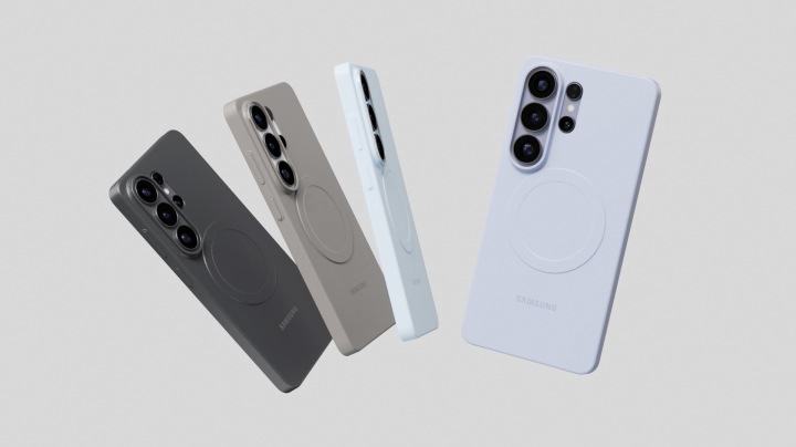 슬림 마그넷 케이스의 자석 링이 나타납니다. 이어 라이트 바이올렛 색상의 슬림 마그넷 케이스의 후면이 클로즈업되어 나타납니다. 케이스가 회전하면서 화면이 축소되고 측면 모습이 보입니다. 다음은 코발트 바이올렛 색상의 갤럭시 S26 울트라에 케이스가 장착되는 모습입니다. 제품이 회전합니다. 다음으로, 라이트 바이올렛, 그레이, 블랙, 라이트 블루 색상의 슬림 마그넷 케이스가 장착된 갤럭시 S26 울트라 네 대가 똑바로 서 있는 모습입니다. 나머지 기기들은 날아가고 라이트 블루 색상의 슬림 마그넷 케이스가 장착된 기기만 남습니다. 이 기기가 살짝 회전하자 나머지 세 대의 기기가 다시 나타나 부채꼴 모양으로 나열됩니다.